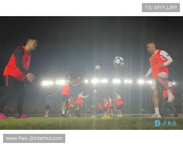 足球巨星身着经典球衣，演绎绿茵场上的速度与激情